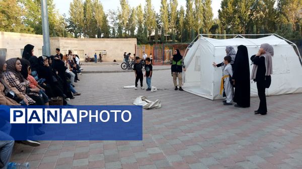 آموزش میدانی چادر زنی و حمل مصدوم برای شهروندان در پارک صادقیه مشهد  