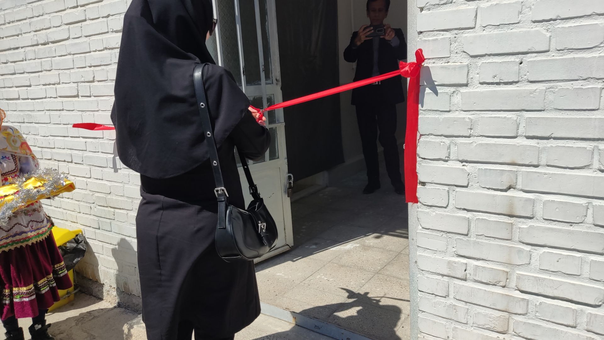 نواختن زنگ سلامت در مدرسه دخترانه ضحی ۱ شهرستان شیروان