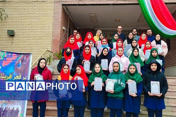 تقدیر از رتبه‌های برتر درسی در دبیرستان سپاهان بهارستان‌دو