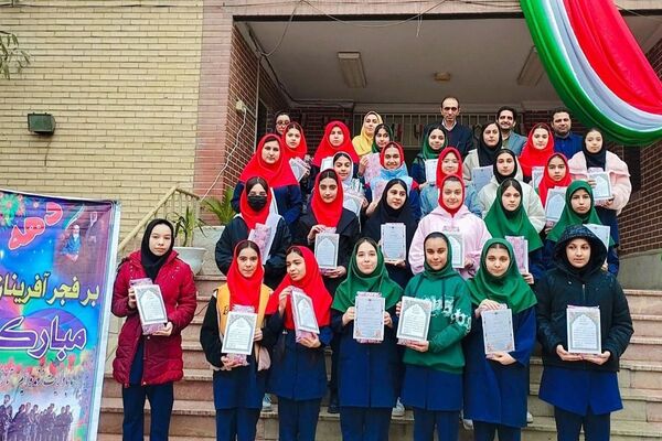 تقدیر از رتبه‌های برتر درسی در دبیرستان سپاهان بهارستان‌دو