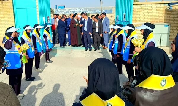 وقتی مدرسه صحنه انقلاب شد؛ زنگی که با سرود و افتخار نواخته شد