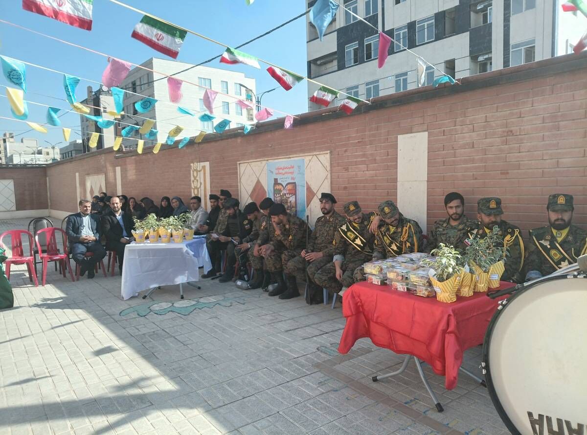 گرامیداشت روز نیروی انتظامی در مدرسه کاوه آهنگر