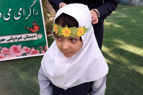 جشن شکفتن غنچه‌ ها، در دبستان مهرتابان بهارستان دو