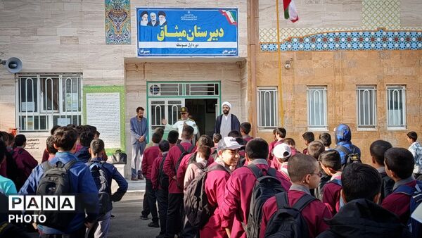گرامیداشت هفته نیروی انتظامی در دبیرستان میثاق