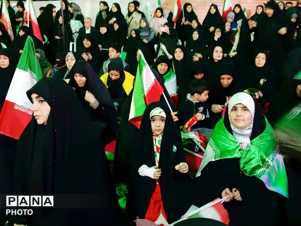 چهلم رهبر شهیدمان و کودکان میناب در میدان بازار دوم نازى آباد