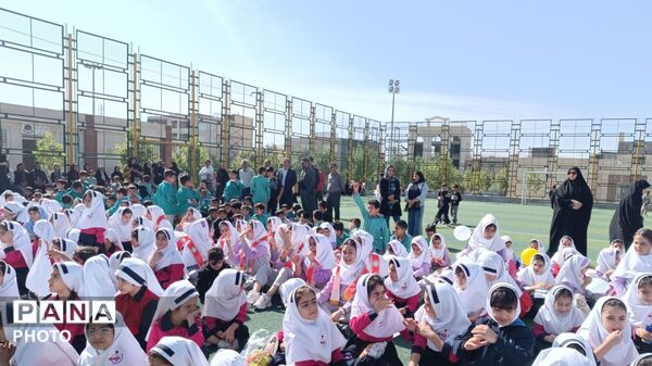 جشن لبخندها در الیگودرز؛ تکریم دختران در هفته ملی کودک