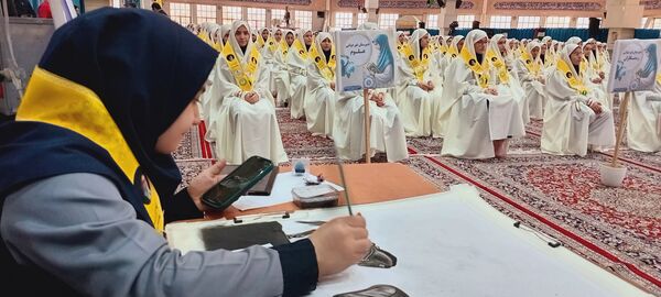 گردهمایی بزرگ دانش‌آموزان دختر مدارس غیر دولتی در همایش یاوران مقاومت یاوران نماز