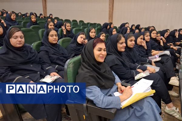 تجلیل از دانش‌آموزان رتبه‌های برتر دبیرستان پویش ناحیه 3 شیراز 