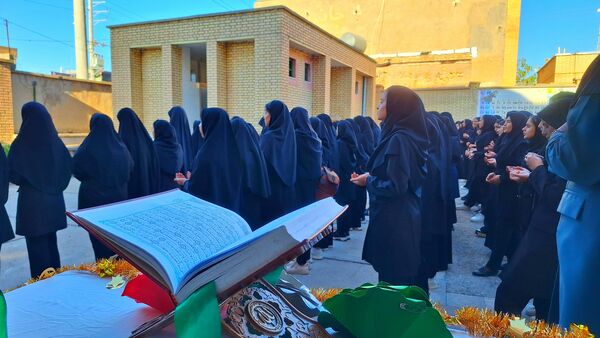 مراسم تجلیل از پرسنل زحمتکش  نیروی‌انتظامی در دبیرستان حضرت‌زینب(س) شهرستان لنده 