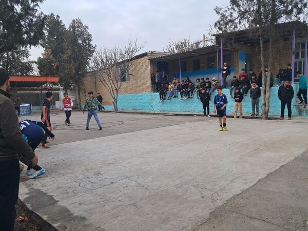 برگزاری مسابقه فوتبال گل کوچک درون مدرسه‌ای به‌مناسبت دهه فجر دبیرستان  پژوهش آشخانه 
