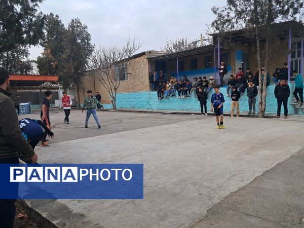 برگزاری مسابقه فوتبال گل کوچک درون مدرسه‌ای به‌مناسبت دهه فجر دبیرستان  پژوهش آشخانه 
