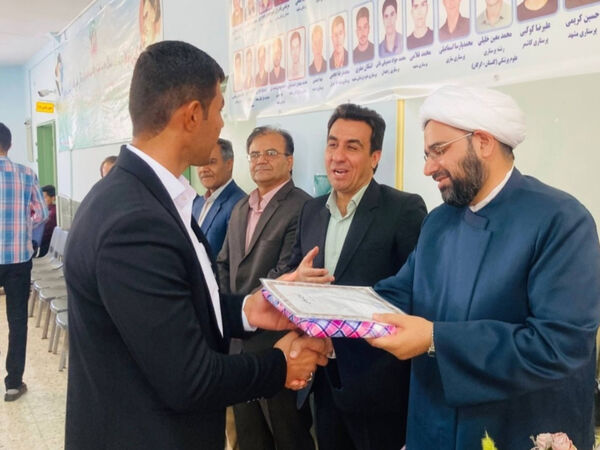  از دانش‌آموزان برتر کنکور در «جشن ستارگان» دبیرستان نمونه آیت‌الله خامنه‌ای تجلیل شد 