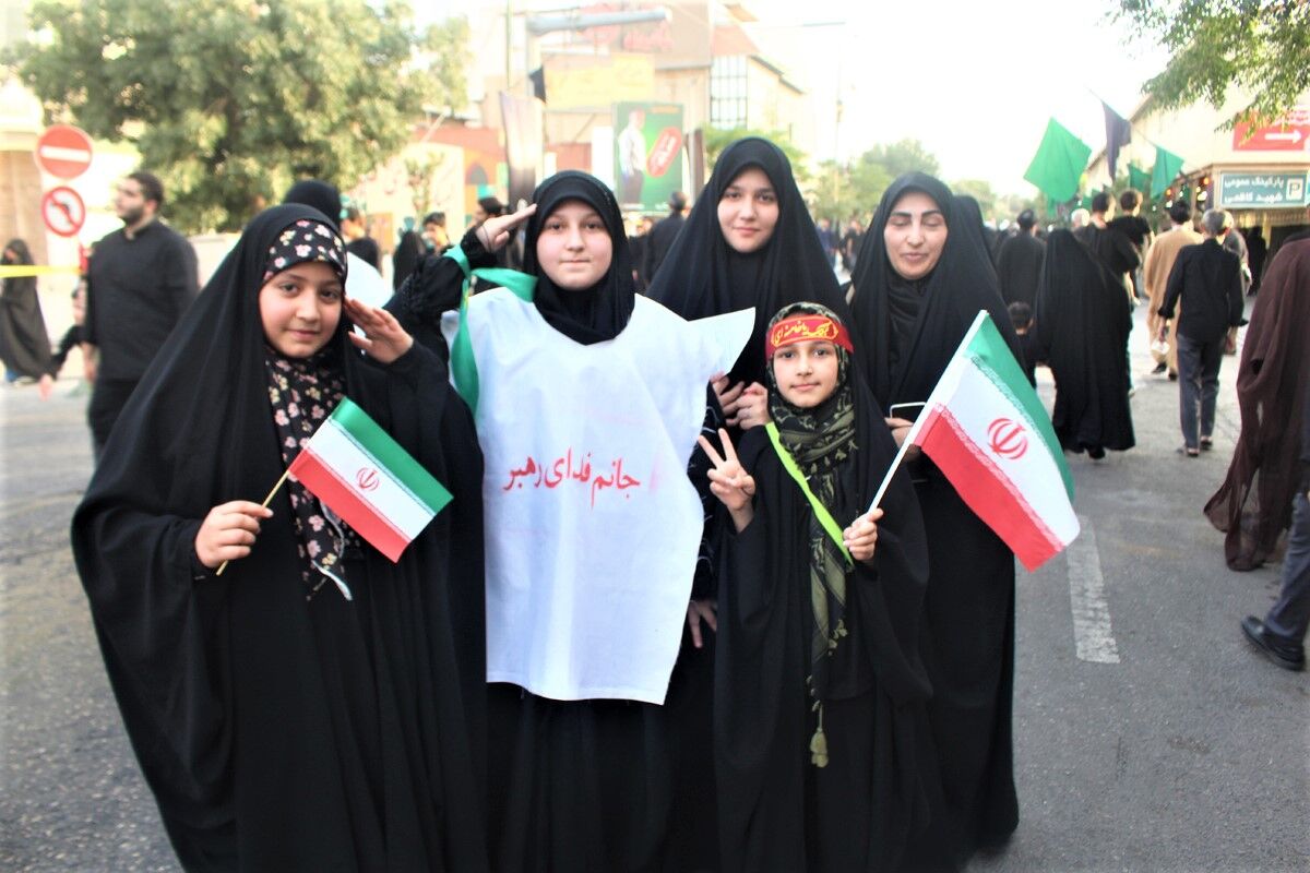 حماسه حضور نوجوانان کفن‌پوش قمی در راهپیمایی «عهد خون»