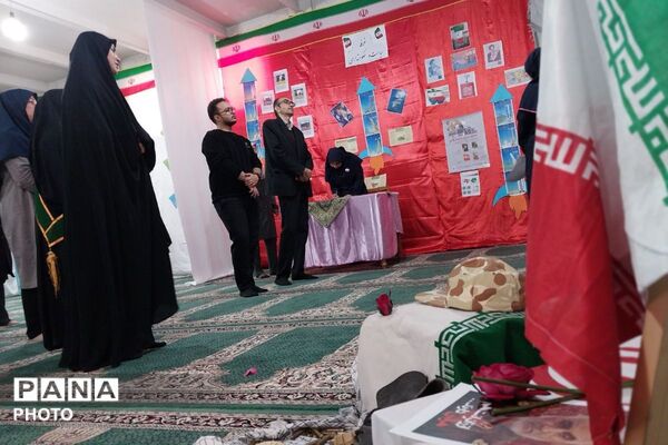 نمایشگاه مدرسه انقلاب در دبیرستان جوادالائمه بهارستان‌دو