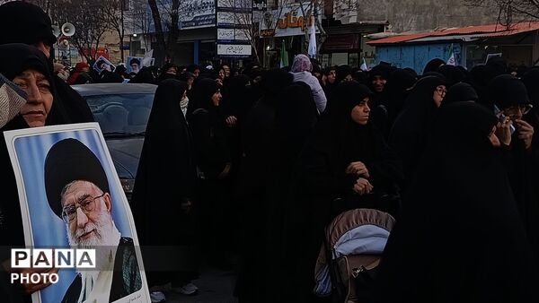 خروش مردم چهارمحال و‌بختیاری در میدان انقلاب شهرکرد