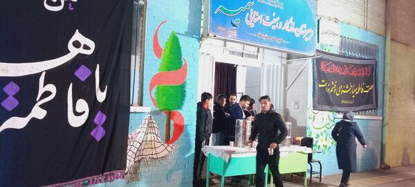 میزبانی دبیرستان سمیه از مردم به‌مناسبت ایام فاطمیه
