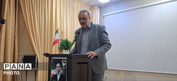 افتتاح نمایشگاه نقاشی  شهدای دانش آموز میناب مهربان