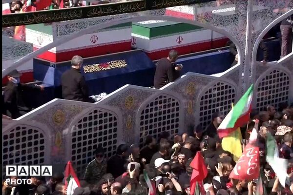 اشک‌ها و بغض‌های میلیونی در مسیر تشییع پیکر مطهر رهبر شهید