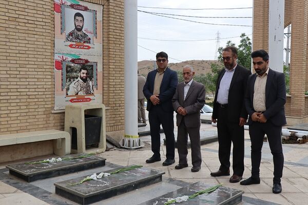 مراسم غبارروبی مزار شهدای فرهنگی در پاکدشت 
