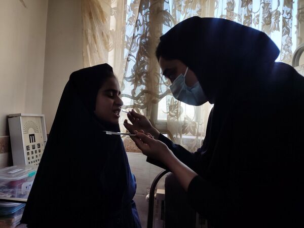 اجرای طرح سلامت دهان و دندان و فلوراید تراپی در مدرسه مریم بهارستان دو 