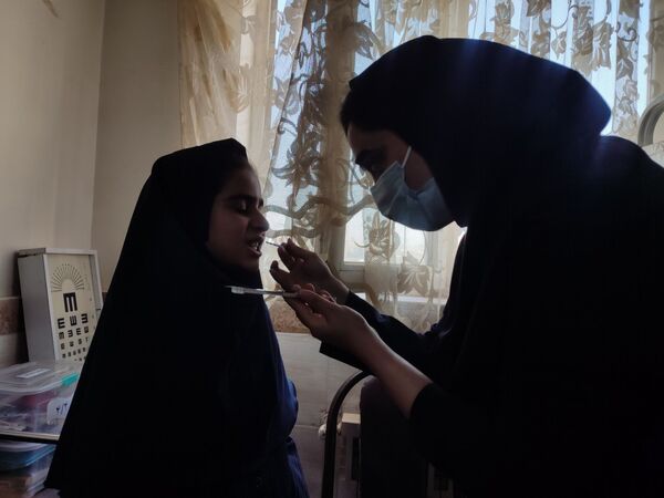 اجرای طرح سلامت دهان و دندان و فلوراید تراپی در مدرسه مریم بهارستان دو 