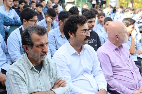 زنگ سپاس معلم در هنرستان احمدی روشن منطقه ۱۴ تهران با حضور وزیر نیرو نواخته شد
