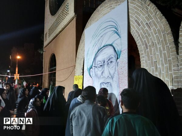 اثر انگشت هایی که قاب رهبر شهید را کامل کردند 