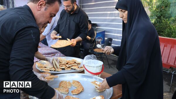 خدمت به زائران آقای شهید ایران 