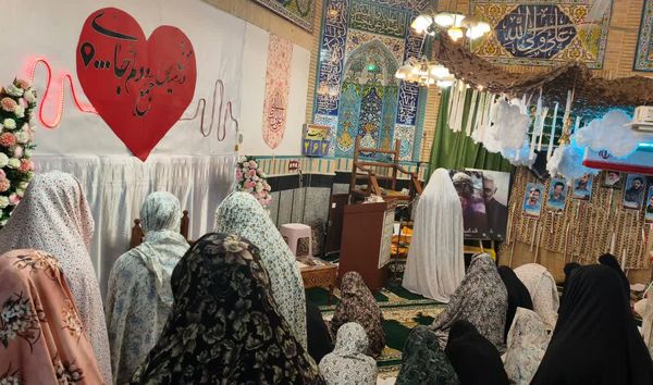 نوجوانان دختر در اعتکاف؛ لحظاتی سرشار از نماز و معنویت