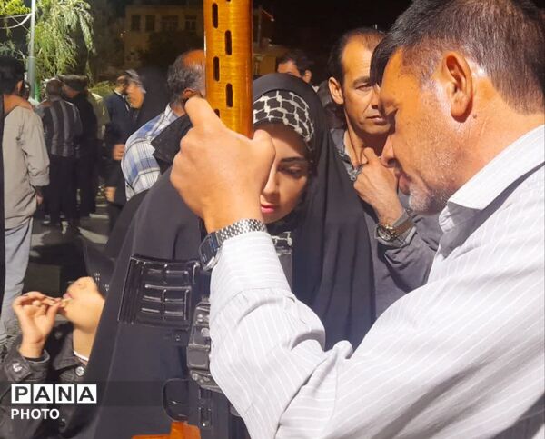 تجمعات حماسی در نجف آباد همراه با آموزش کار با سلاح