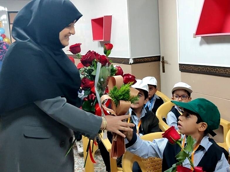 آیین جشن شکوفه‌ها در دبستان شاهد شهید بهنام محمدی ناحیه 2 کرج 