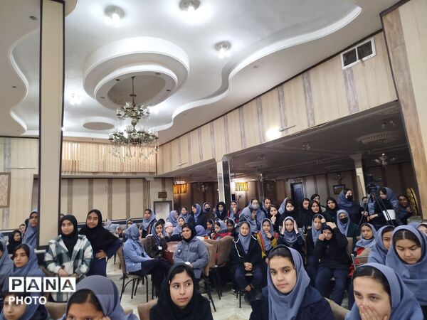 مراسم تقدیر و تشکر از دانش آموزان برتر درسی، اخلاقی و نماز جماعت در دبیرستان دخترانه دانشور 2 