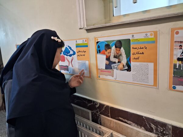 نمایشگاه سیار مدرسه‌ای با عنوان پیشگیری از اعتیاد 