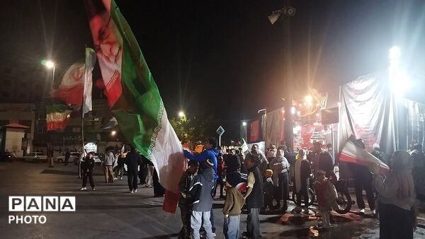 بخشی از اجتماع مردم مشهد در میدان بسیج 