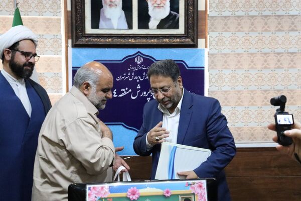 گرامیداشت هفته معلم با تجلیل از فرهنگیان آموزش و پرورش منطقه ۱۴ 