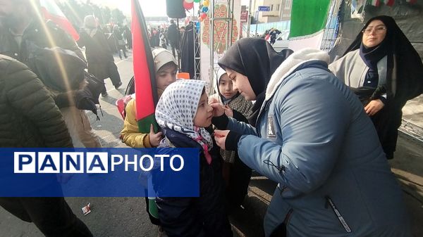 حماسه حضور فرهنگیان و دانش‌آموزان منطقه ۵ در راهپیمایی ۲۲ بهمن