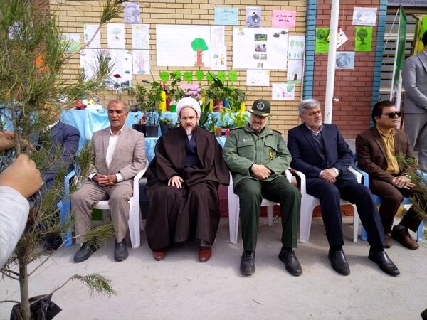 روز درختکاری و روز آموزش همگانی حفظ محیط زیست در مدرسه پویندگان فرهنگ شهرستان خلیل آباد 
