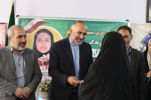 تقدیر از دانش‌آموز مولف کتاب «زندگی، یک هسته»