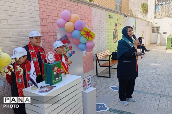 جشن عاطفه‌ها در دبستان ایمان همزمان با سراسر کشور