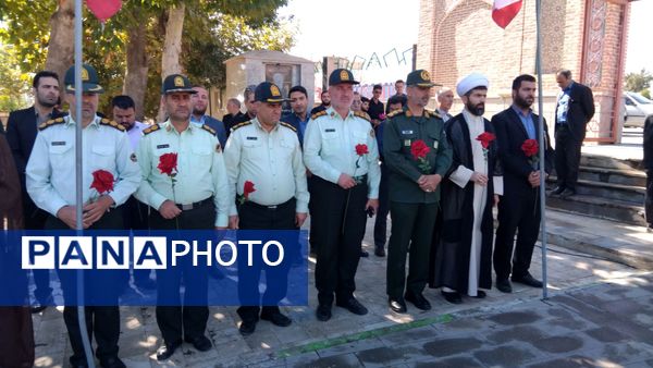 گلباران مزار شهدای اهر به‌مناسبت آغاز هفته دفاع مقدس