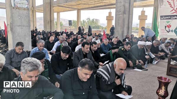 مشق عشق در پلدختر؛ حضور دانش‌ آموزان و خانواده‌ ها در پیاده‌ روی اربعین حسینی