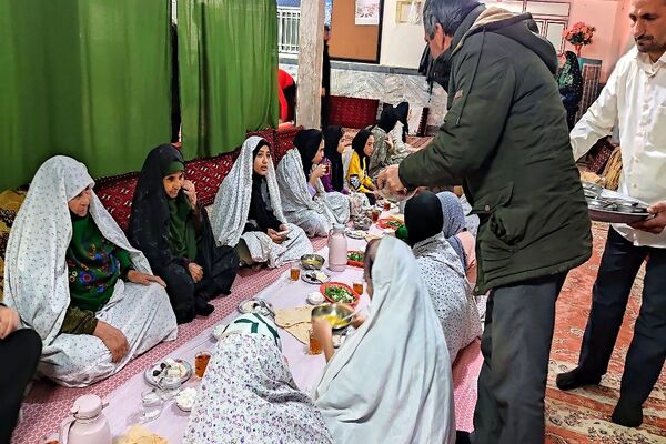 اعتکاف دانش‌آموزی در مسجد جامع شهر بار نیشابور 