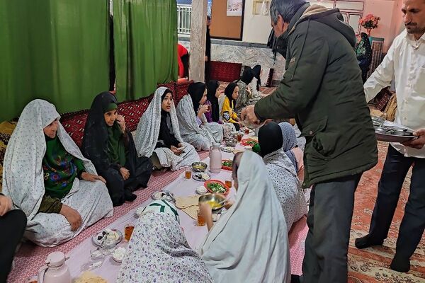 اعتکاف دانش‌آموزی در مسجد جامع شهر بار نیشابور 