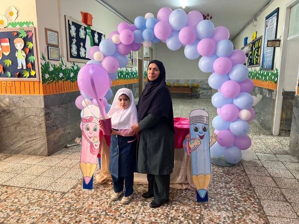 برگزاری جشن شکوفه‌ها در دبستان دخترانه المهدی ناحیه 2 کرج 