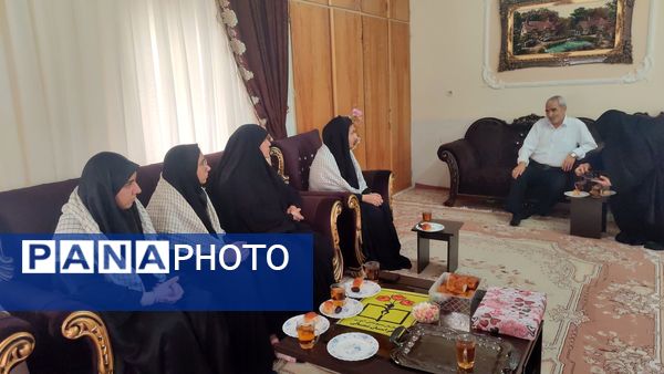 دیدار دانش‌آموزان هنرستان بصیرت با خانواده جانباز قاسم رسائی پور