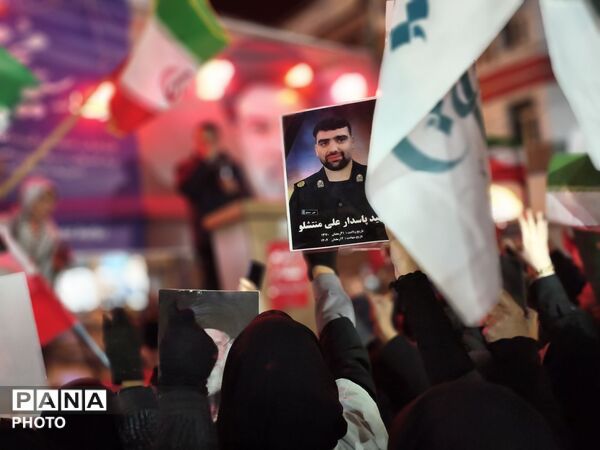 حضور حماسه آفرین مردم شهرستان قروه برای دفاع از وطن و بیعت با رهبر انقلاب