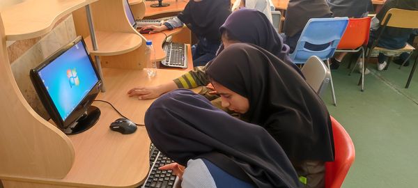 بازدید دانش‌آموزان پیشتاز‌ مدرسه شهید خاقانی از کلاس‌های رایانه کانون سمیه شیروان