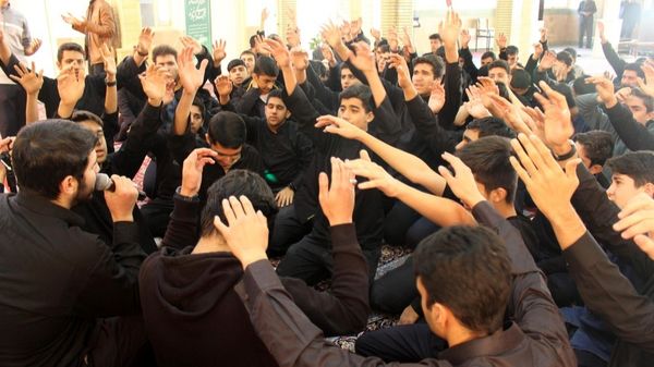 عزاداری دانش‌آموزان برای حضرت زهرا (س) در کنار مزار شهید گمنام