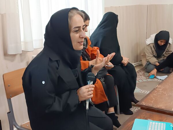 برگزاری کلاس آموزشی با محوریت هویت یابی در دبیرستان دخترانه نور اردبیل