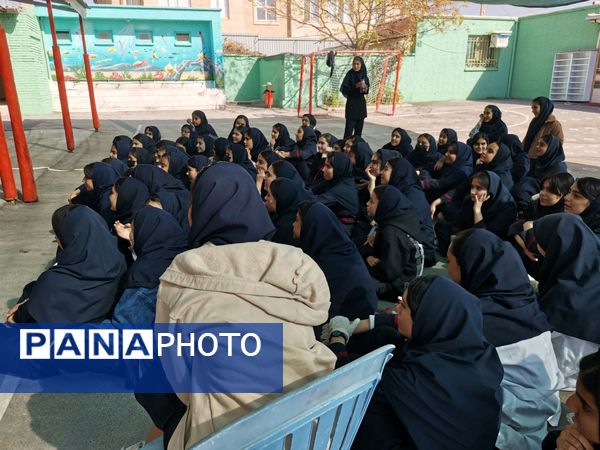 بزرگداشت روز آزمایشگاه در دبیرستان یغمای نیشابوری 